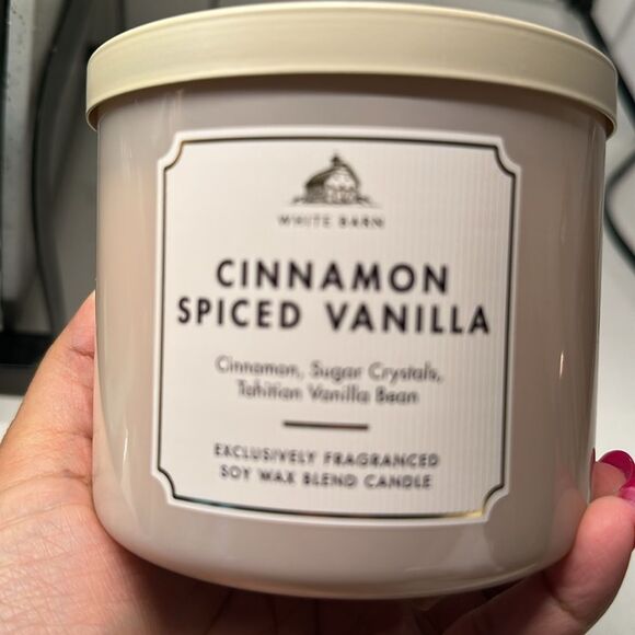 White Barn Cinnamon Spiced Vanilla 3-Wick Candle Size: 14.5 oz - Picture 2 of 4